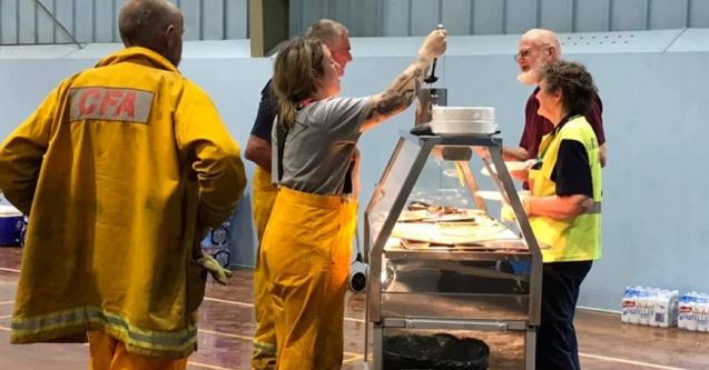 Salvo volunteers continuing to cater to thousands of evacuees and firefighters as the bushfire crisis escalates