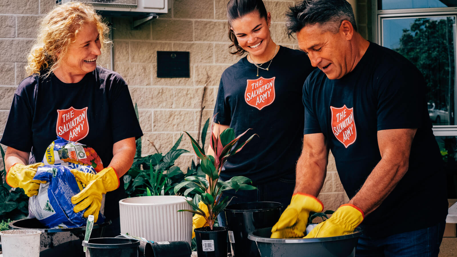 Jamie Durie shares a variety of tips on how to plant alongside volunteers. 